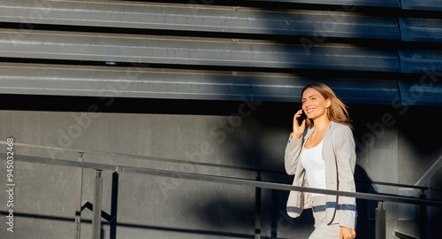 Business woman walking conf...