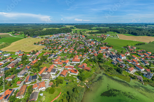 Ausblick auf die Gemeinde Seeon am Klostersee nahe des Chiemsee