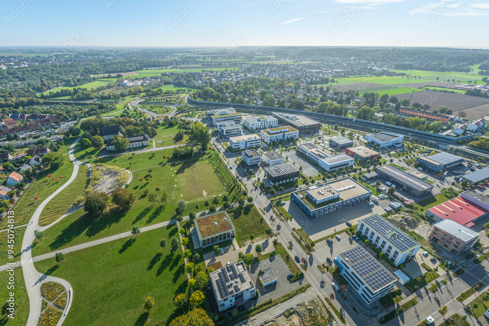 Fototapeta premium Panoramablick auf das Gewerbegebiet ander B 17 im Sheridan-Park in Augsburg-Pfersee