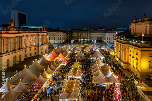 Obraz na płótnie Elevated view of a festive illuminated Christmas market in central Berlin Mitte, Bebelplatz, Germany w salonie
