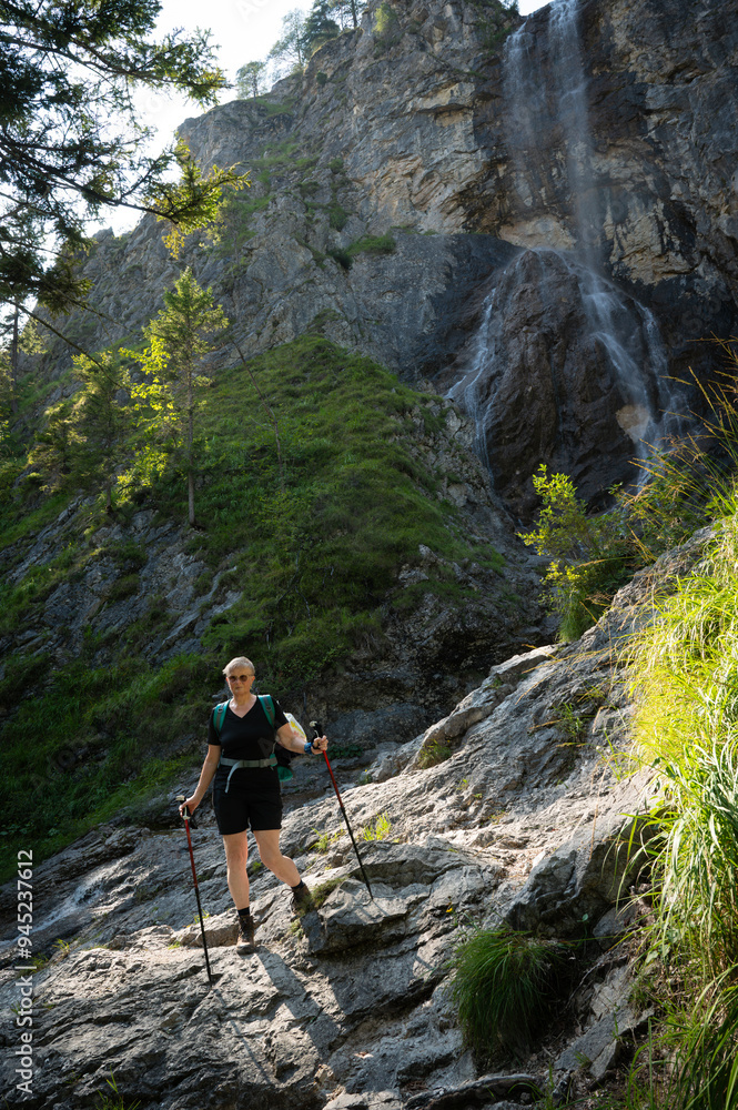Wanderin vor dem Mira Wasserfall Wanderin vor dem Mira Wasserfall