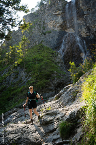 Wanderin vor dem Mira Wasserfall