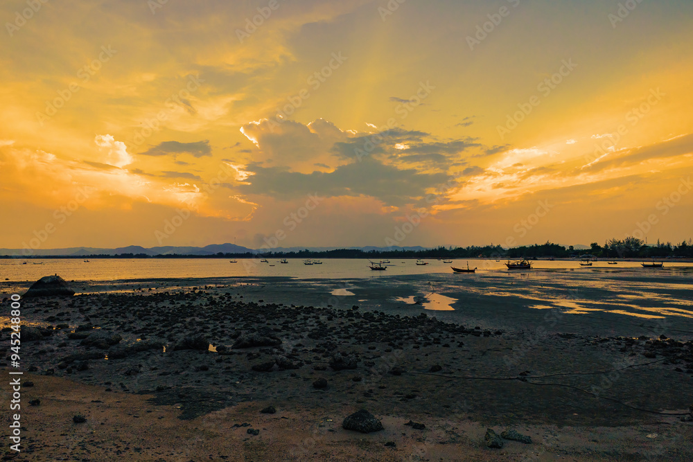 Naklejka premium Beautiful Sky In The Morning During Sunrise At Fisherman Village.