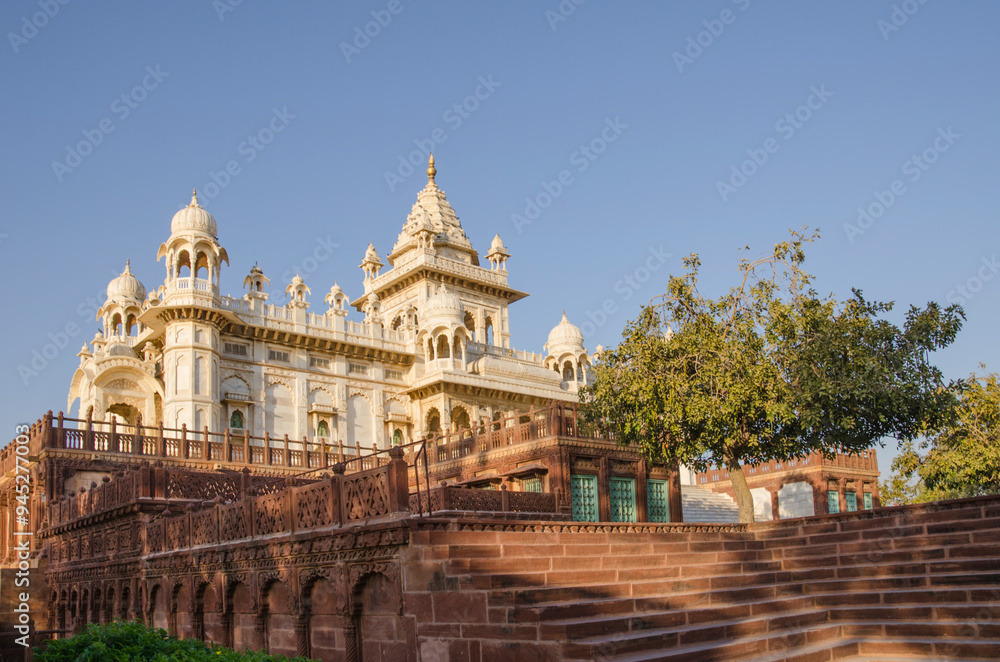 Obraz premium Beautiful architecture of Jaswant Thada cenotaph, in memory of Maharaja Jaswant Singh II, intricately carved sheets of Makrana marble, Jodhpur, Rajasthan, India, Asia.