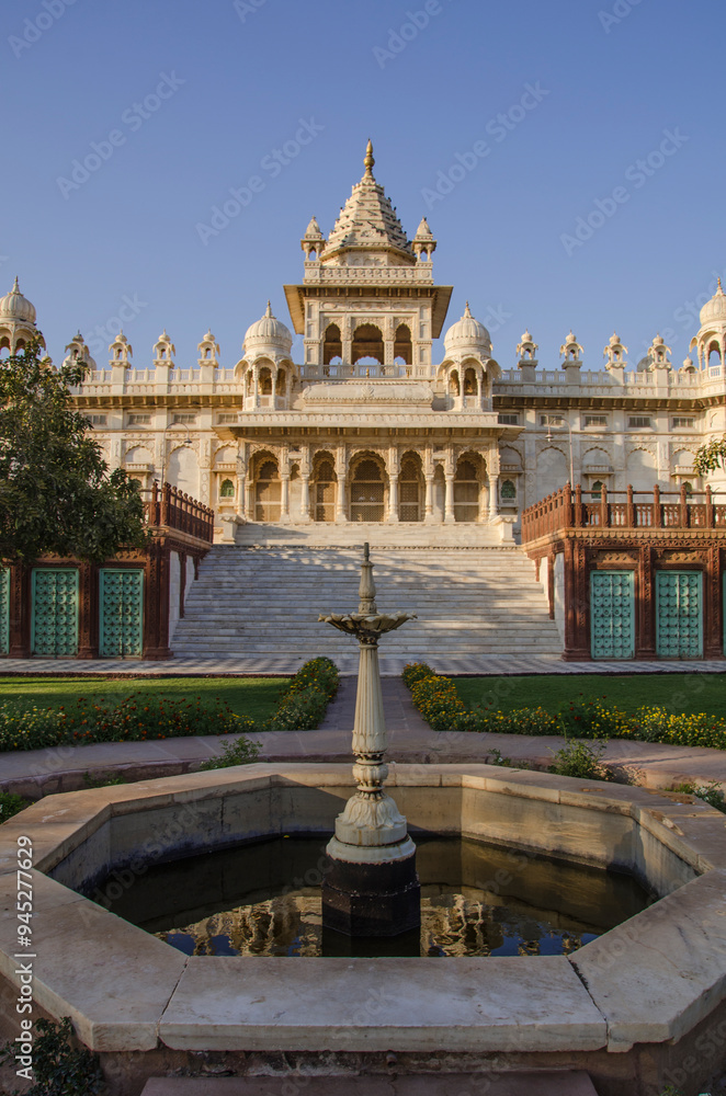 Obraz premium Beautiful architecture of Jaswant Thada cenotaph, in memory of Maharaja Jaswant Singh II, intricately carved sheets of Makrana marble, Jodhpur, Rajasthan, India, Asia.