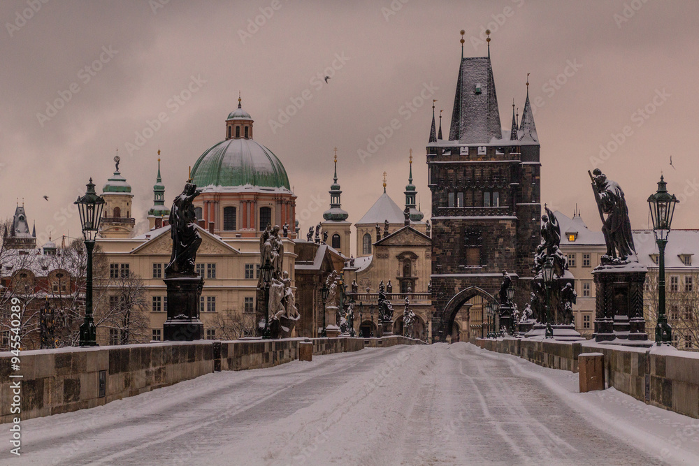 Obraz premium Winter view of the Charles bridge in Prague, Czech Republic