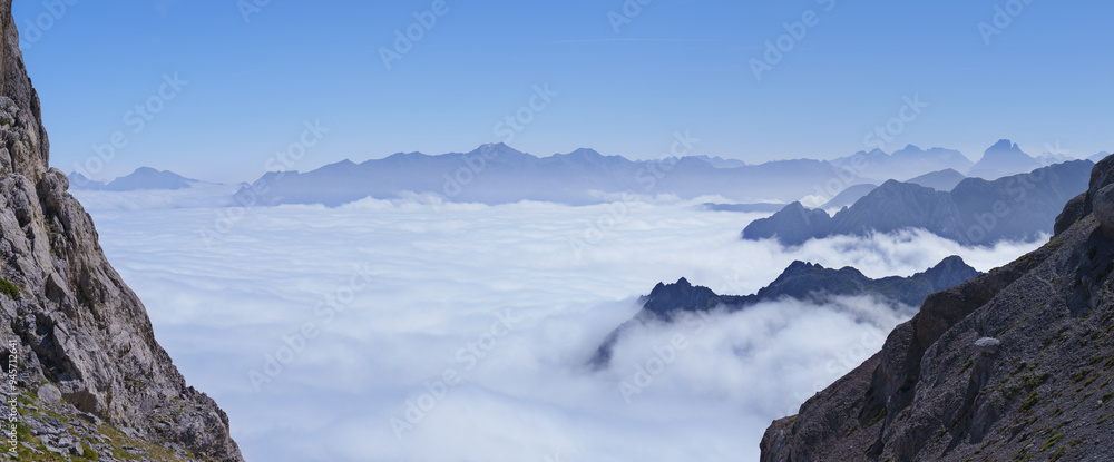 Obraz premium Sea of clouds on the Col de Petrechema, cirque de Lescun, France