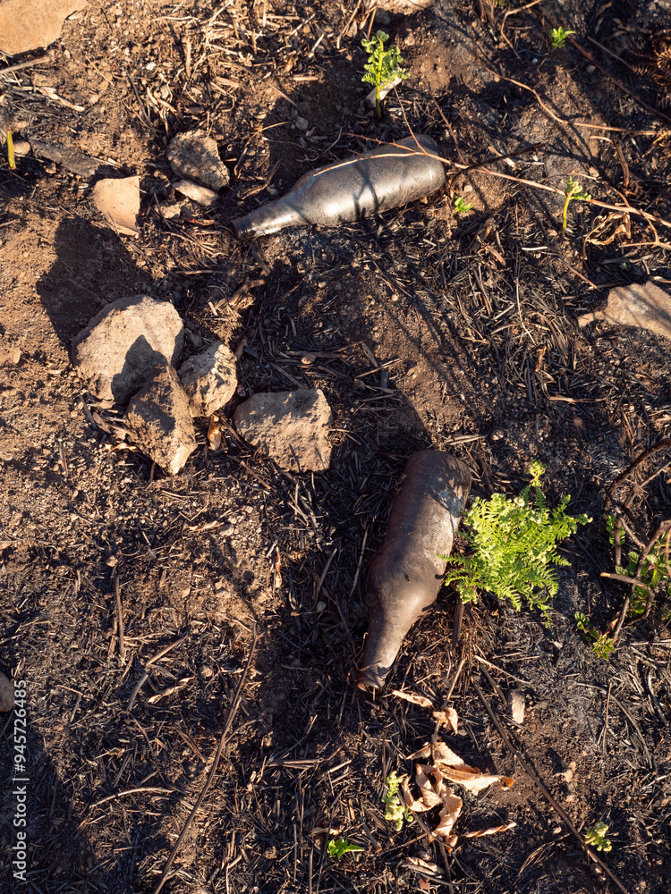 Obraz premium incendio, bottiglie bruciacchiate a terra