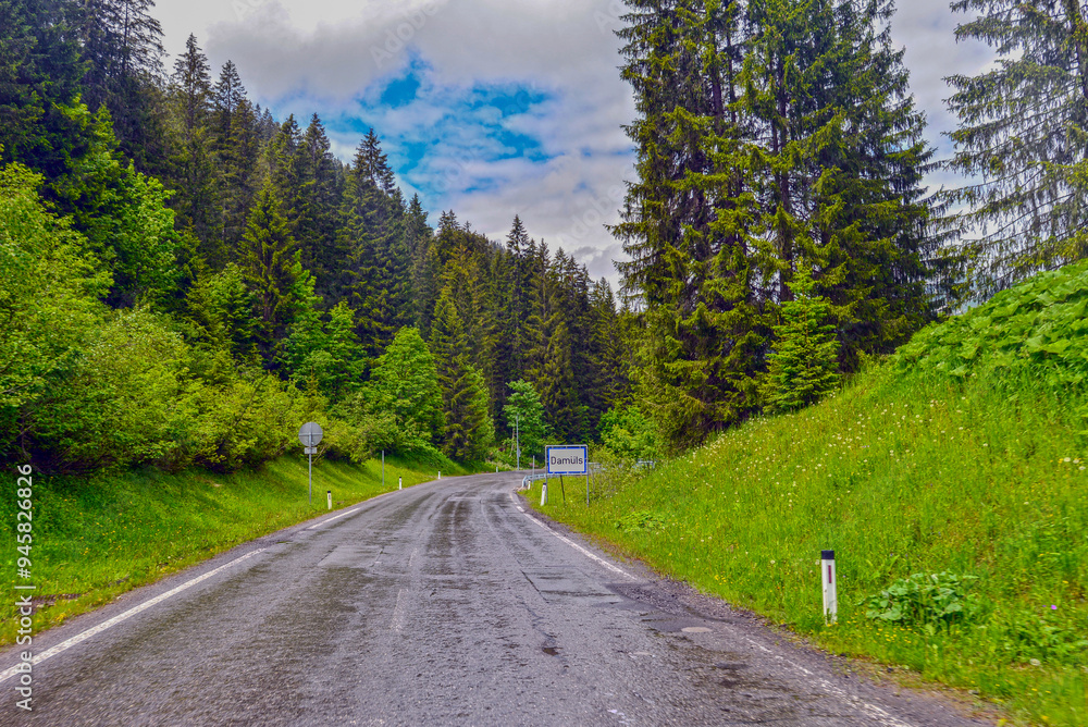 Die Faschina Straße (L 193) Ortseinfahrt Damüls, Vorarlberg (Österreich) Die Faschina Straße (L 193) Ortseinfahrt Damüls, Vorarlberg (Österreich)