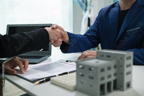 Φωτογραφία real estate agent shakes hands with customer after agreeing to sign sales contract and signing contract deliver real estate customer