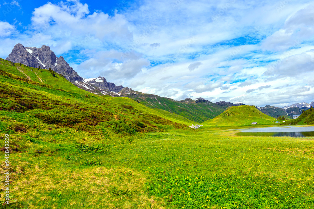 Obraz premium Der Kalbelesee am Hochtannbergpass in Warth Vorarlberg, Österreich