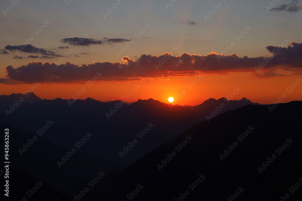 Obraz premium Sunset at Cirque de Gavarnie - most popular place in French Pyrenees