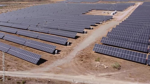 GRANJA SOLAR TRAVELLING LATERAL DERECHA PLANO MAS CERRADO
