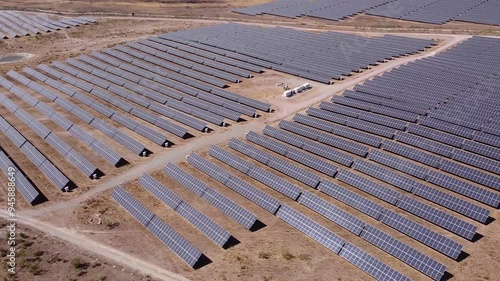 GRANJA SOLAR PANEO HACIA DERECHA AEREO.