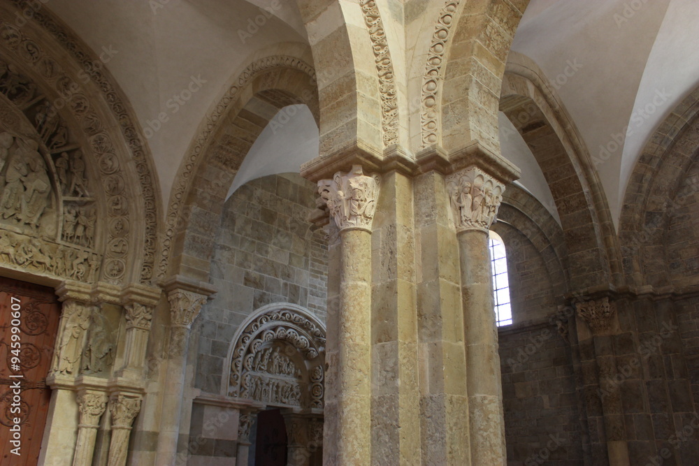 Basilique de Vézelay : pilier composé dans le narthex Basilique de Vézelay : pilier composé dans le narthex