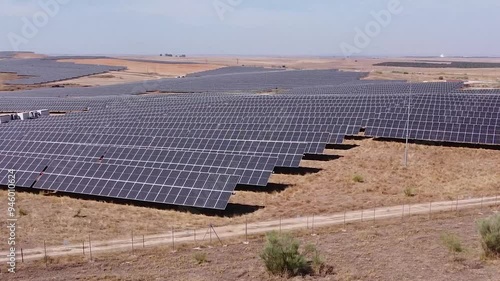  CAMPO PLACAS SOLARES VISTO DESDE BAJA ALTURA, MOVIMIENTNO DE CAMARA GIRATORIO