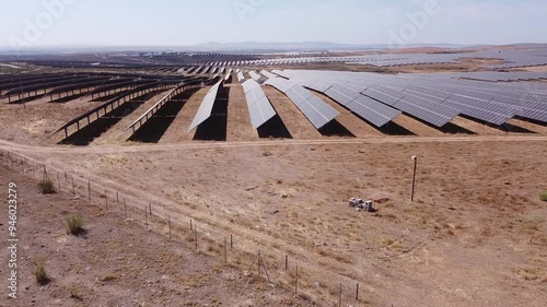 GRANJA SOLAR CON MOVIMIENTO DE CAMARA TRAVELLING LATERAL DE IZQUIERDA A DERECHA.