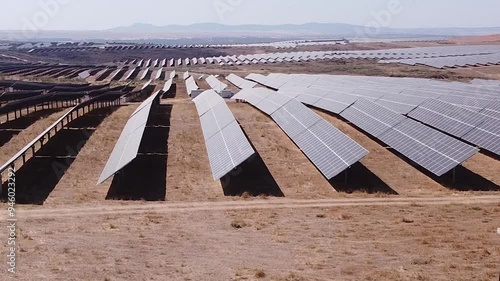 GRANJA SOLAR CON MOVIMIENTO DE CAMARA TRAVELLING LATERAL DE IZQUIERDA A DERECHA 1080.