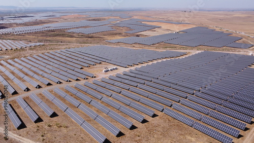 MAR DE PLACAS SOLARES EN TERRENO ARIDO