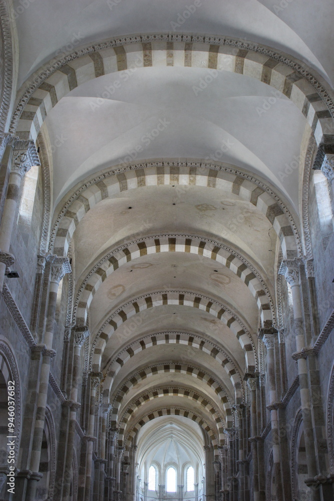 Fototapeta premium Basilique de Vézelay (intérieur) : voûte d'arrêtes sur arc doubleaux en plein cintre dans la nef