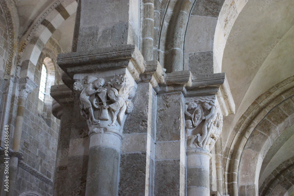 Basilique de Vézelay (intérieur) : chapiteau de la nef (Moulin mystique) Basilique de Vézelay (intérieur) : chapiteau de la nef (Moulin mystique)