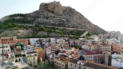 Vista aerea di Alicante, Spagna. Primo piano della fortezza di Santa Barbara.
La città di Alicante, meta turistica della Costa Blanca della Spagna. photo