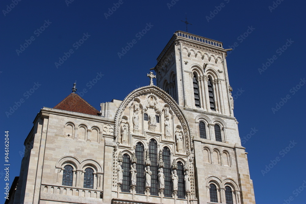 Obraz premium Basilique de Vézelay (extérieur) : haut de la façade en contreplongée de biais
