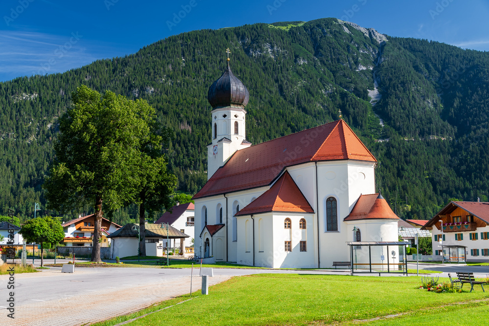 Pfarrkirche Sankt Sebastian in Weißenbach am Lech, Tirol, Österreich