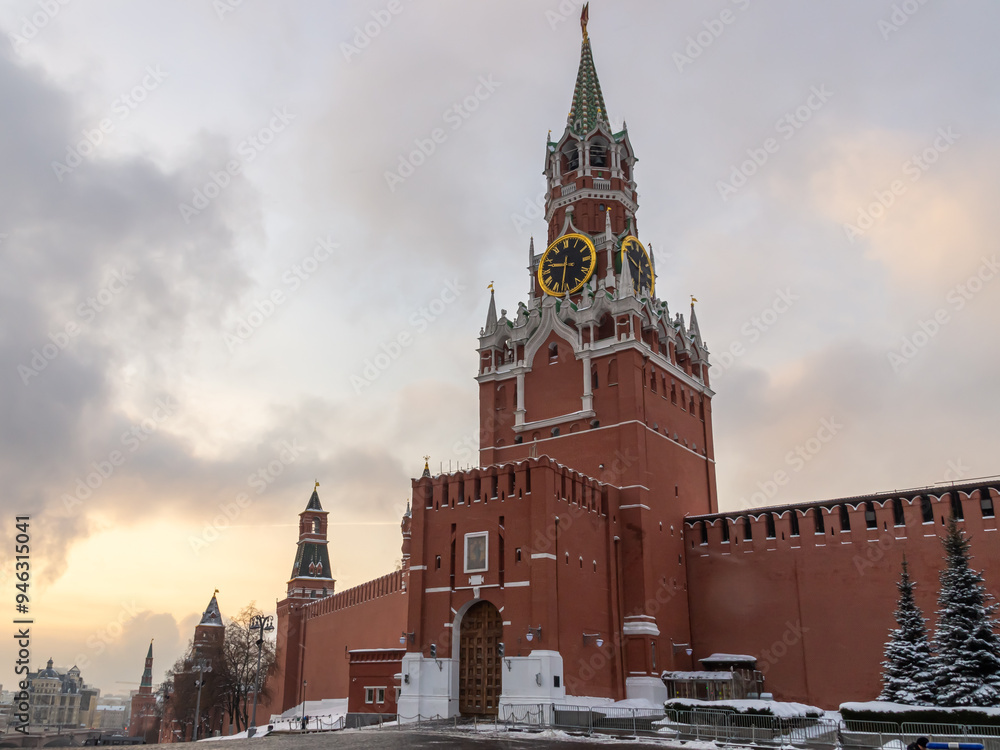 Fototapeta premium The Spasskaya Tower of the Moscow Kremlin, overlooking the Red Square. The gate to the Moscow Kremlin. The defensive wall surrounding the Kremlin. The chimes on the Spasskaya Tower.