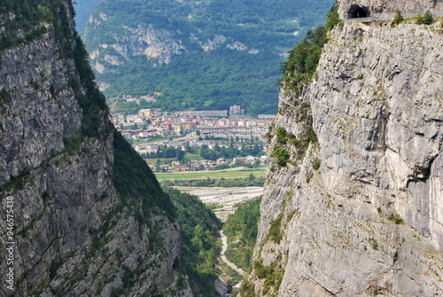 La cittadina di Longarone vista dalla diga del Vajont.