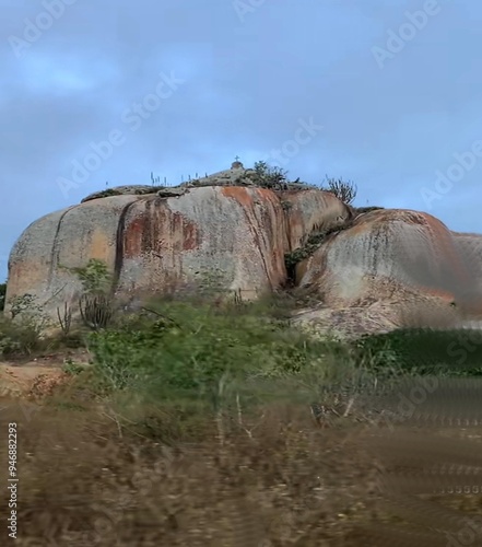 Fotografi Grande pedra como se fosse uma cathedral. paraiba