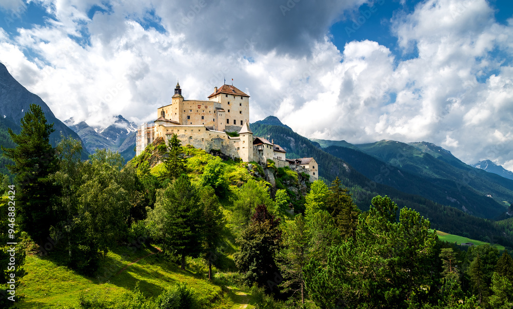 Mittelalterliche Burg Schloss Tarasp, Wahrzeichen des Unterengadins, Graubünden, Schweiz