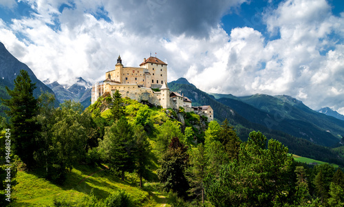 Obraz na płótnie Mittelalterliche Burg Schloss Tarasp, Wahrzeichen des Unterengadins, Graubünden, Schweiz w salonie