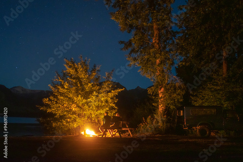 fogata bajo las estrellas