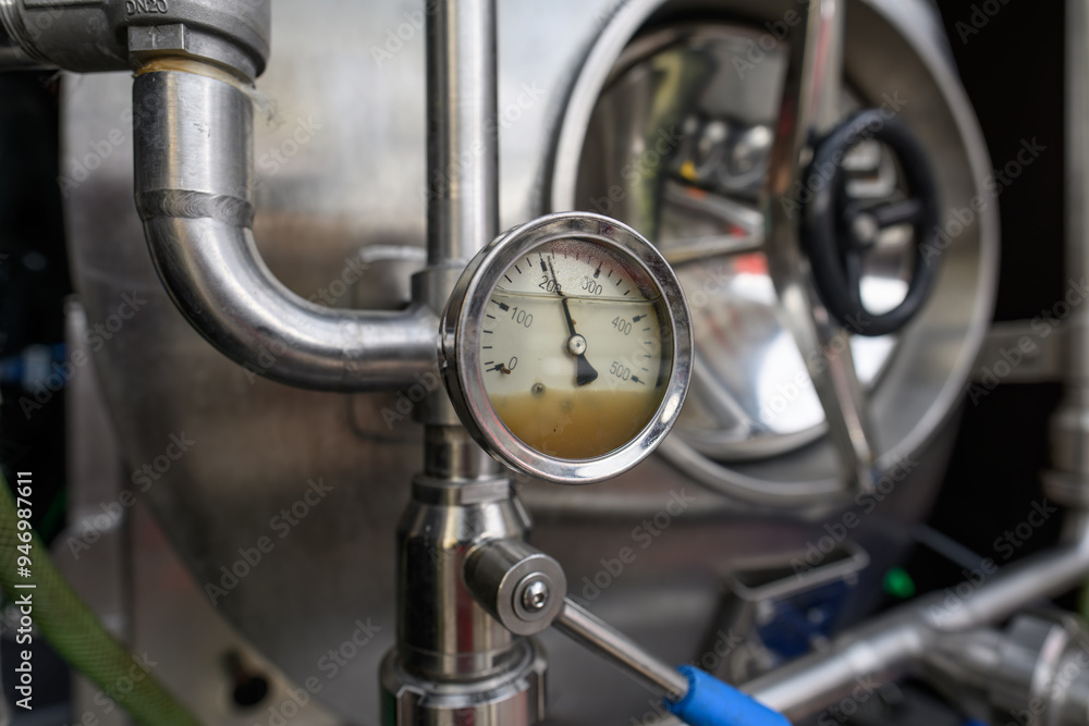 Pressure indicator flooded with water. Pressure indicator flooded with water.