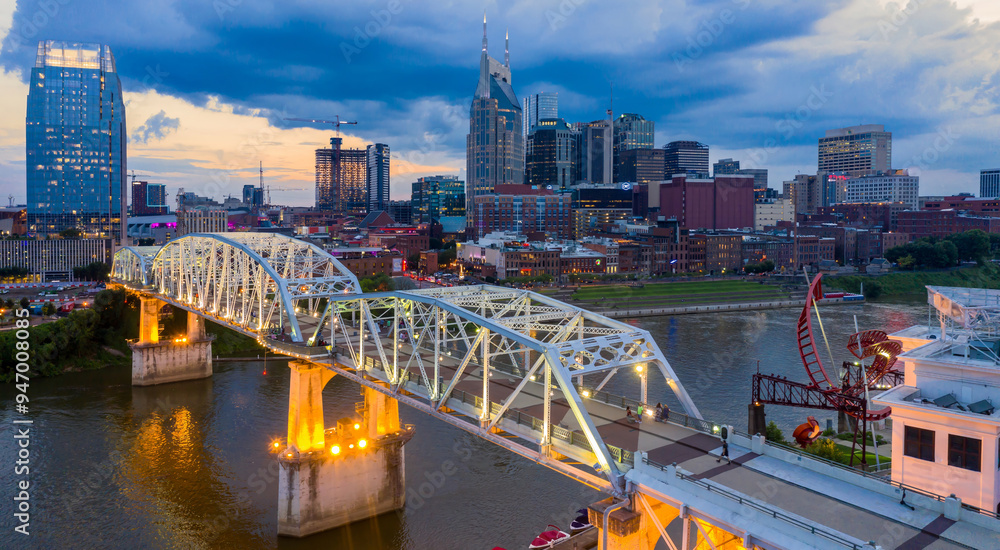 Fototapeta premium The John Seigenthaler Pedestrian Bridge crossing the Cumberaland river and downtown Nashville at sunset. Tennessee, United States.