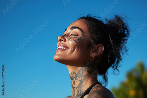 Mulher jovem com tatuagens faciais sorrindo sob o céu azul em um dia ensolarado, capturada por IA generativa.
 photo