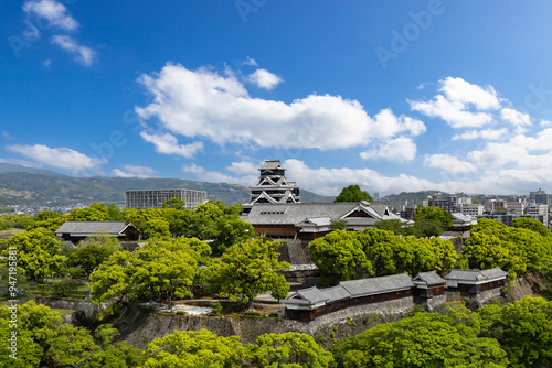 完全復旧した熊本城天守閣と復旧が進む熊本城内