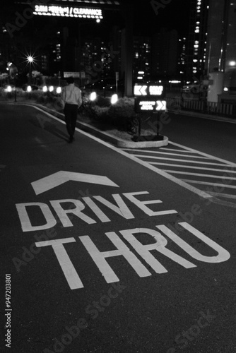 DRIVE THRU 흑백