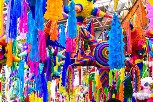 Tableau sur toile Piñatas season in a Mexican market