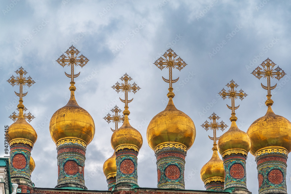 Obraz premium Golden domes of Upper Saviour Cathedral and Terem Churches at the Grand Kremlin Palace in Moscow.