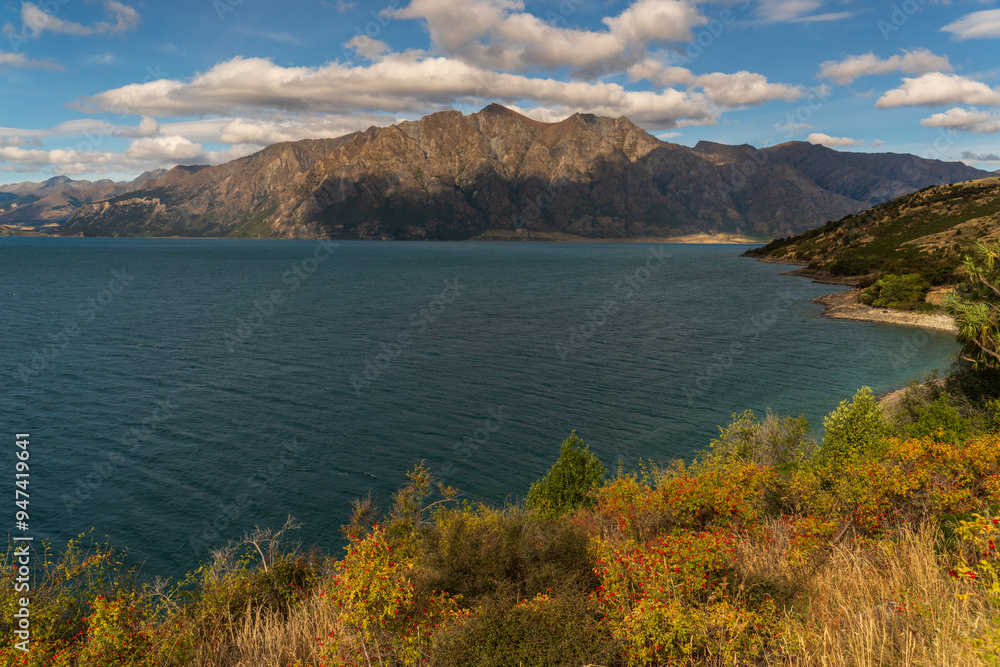 Fototapeta premium Lake scenery at the undeveloped alpine Lake Hawea