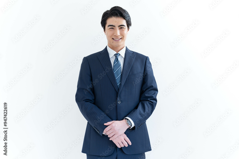 白背景で腕を抑える男性 白背景で腕を抑える男性