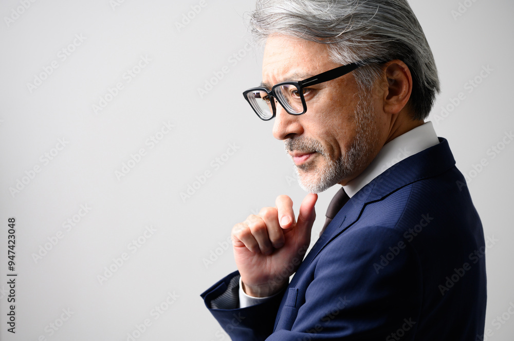 スーツ姿で考える男性 スーツ姿で考える男性