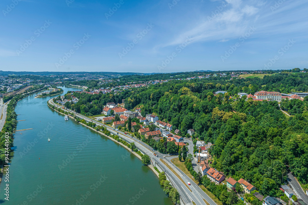 Fototapeta premium Die Dreiflüssestadt Passau von oben, Blick Donau-aufwärts Richtung Hacklberg