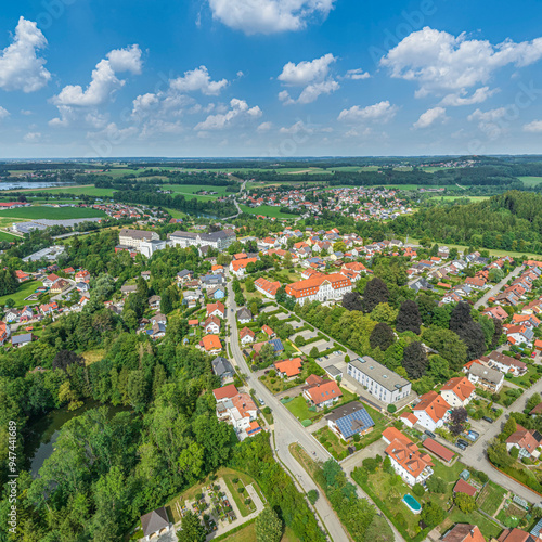 Die Gemeinde Lautrach in Oberschwaben nahe Memmingen im Luftbild