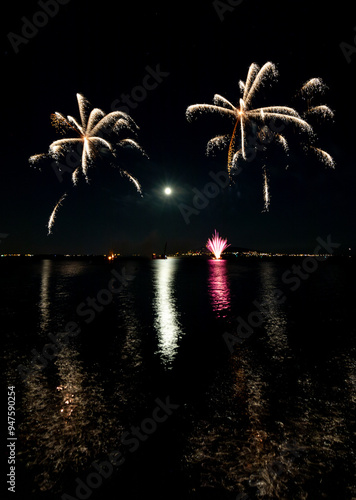 Foto Feu d'artifice sur l'étang de Thau à Mèze dans le département de l'Hérault - rég
