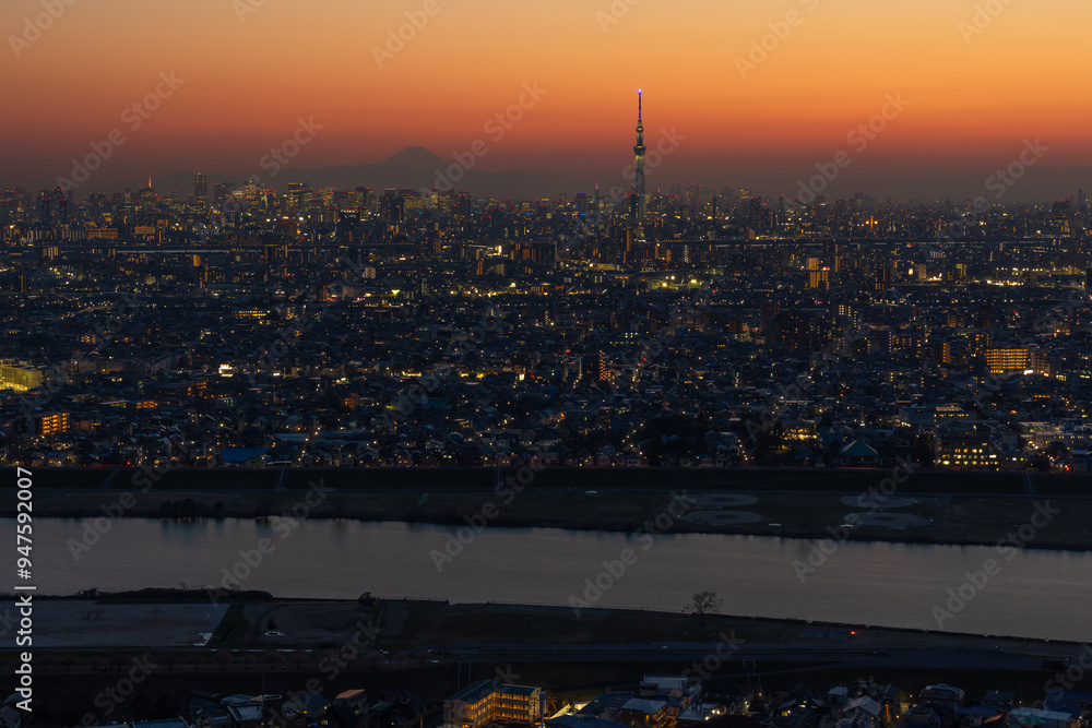 Obraz premium 日本の都市風景 夕暮れの市川市から東京方面を望む