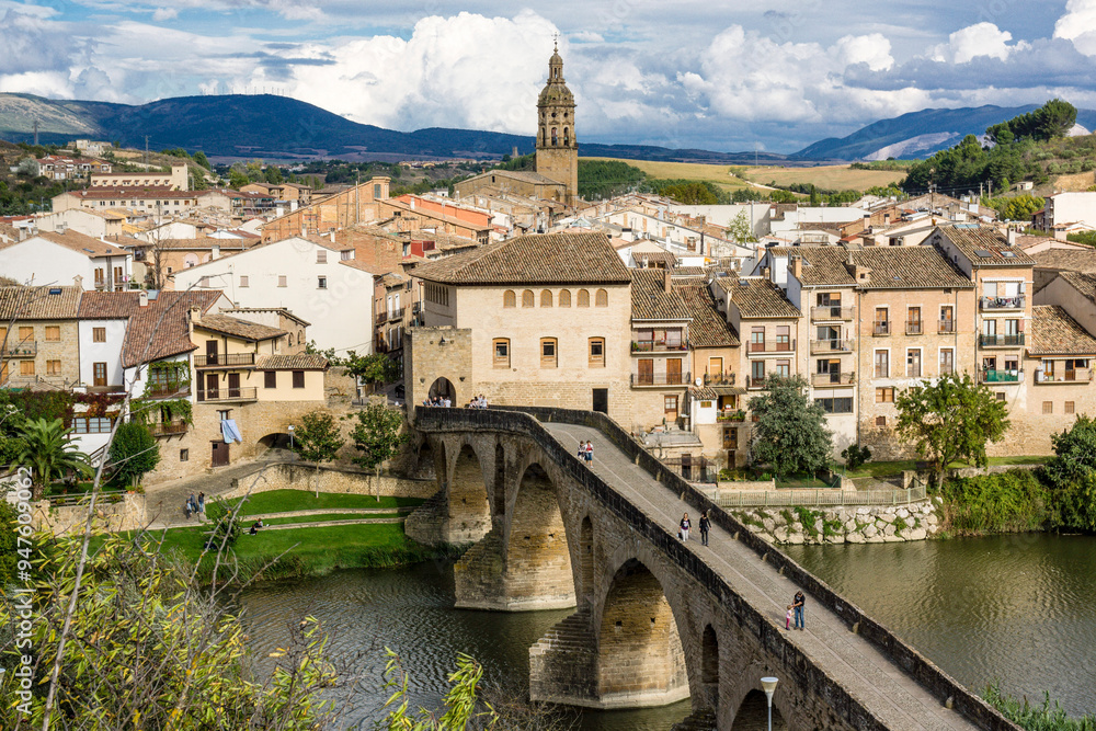 Romanesque bridge over the Arga River, 11th century, Puente la Reina, Valdizarbe valley, autonomous community of Navarra, Spain Romanesque bridge over the Arga River, 11th century, Puente la Reina, Valdizarbe valley, autonomous community of Navarra, Spain