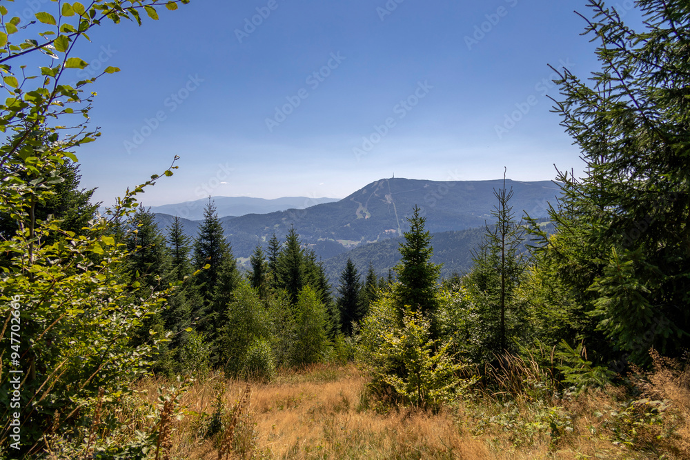 Obraz premium Mountainous mountain landscape on a hot summer day in late summer